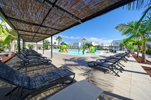 Swimming pool, Aequora Lanzarote Suites in Lanzarote