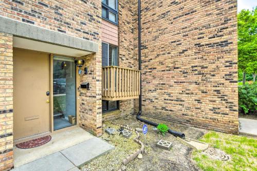 Schaumburg Townhome about 30 Miles to Chicago! in Schaumburg, USA