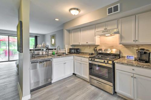 Schaumburg Townhome about 30 Miles to Chicago! in Schaumburg, USA