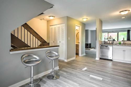 Schaumburg Townhome about 30 Miles to Chicago! in Schaumburg, USA