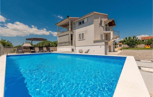 Nice Apartment In Gornje Rastane With Outdoor Swimming Pool - Location saisonnière - Donje Raštane