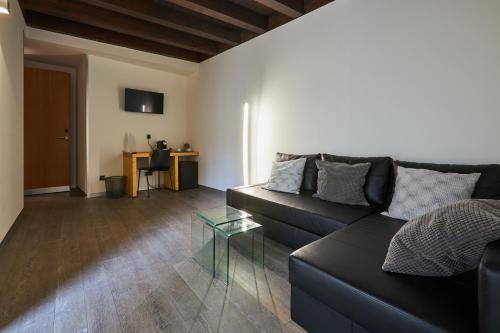 1 king bed, 1 sofa bed