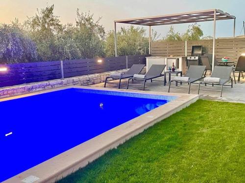 Villa Sheila with private pool