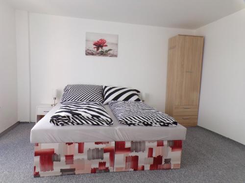 1 queen bed, 1 twin bed