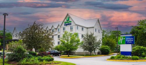 Holiday Inn Express & Suites - Lincoln East - White Mountains, an IHG Hotel