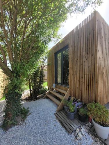 "La cabane du sentier", logement original en bois et sur pilotis avec beau jardin et très proche de la mer