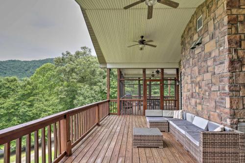 Expansive Home on 16 Acres with Smoky Mountain Views in เลอนัวร์ซิตี้ (TN)