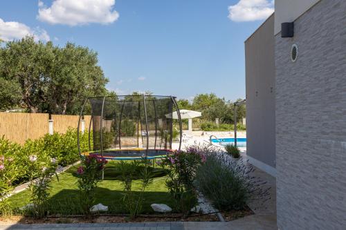 Villa Loni Trogir Marina with pool 55 m2 - 3 E-bike free use