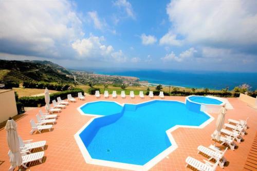 Casa Marzy- Charming Tropea Studio with Pool, Sea & Volcano Views - Apartment - Tropea