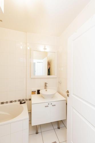 Bright 37m For 2 With Balcony In Paris! - main image