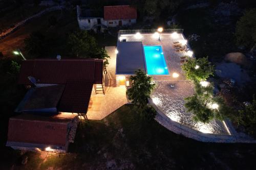 Patakun holiday home for 5, with heated pool - Lećevica