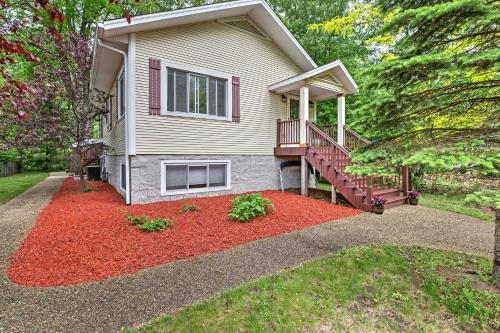 Cozy Union Pier House with Hot Tub, Deck and Backyard!