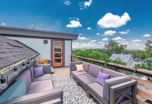 Luxury Rowhome w. Rooftop Mountain Views in Littleton