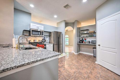 Sunny Clermont Retreat with Pool 12 Mi to Disney! in Orlando, USA