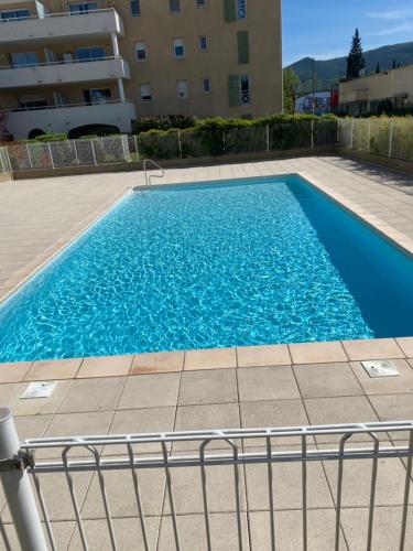 B&B Brignoles - Studio brignoles PISCINE emplacement idéal - Bed and Breakfast Brignoles