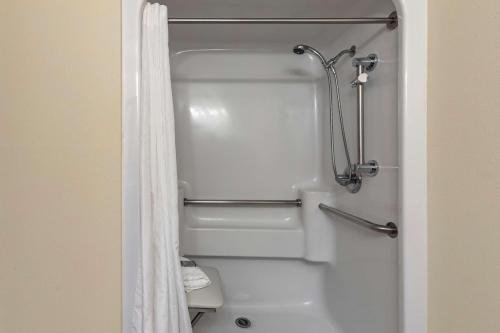 King Room with Roll-In Shower - Disability Access