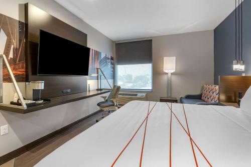 1 king bed, 1 sofa bed