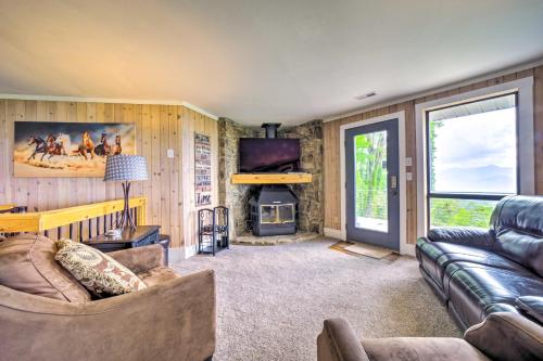 Mtn Treehouse with Fire Pit, Breathtaking Views in Waynesville, USA
