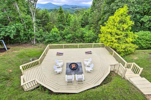 Huge Blairsville Cabin Game Room and Mtn View!