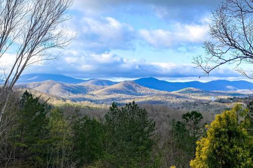 Huge Blairsville Cabin Game Room and Mtn View!