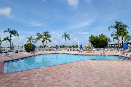 Bahia Vista 11-237 2 Bedroom Sleeps 4 Heated Pool Spa Bay View WiFi - image 2
