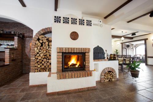 Létesítmények, Pensiunea Laci Csarda Ernei in Ernei