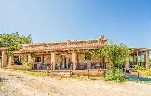 Nice home in Les Coves de Vinrom with 5 Bedrooms, Private swimming pool and Outdoor swimming pool