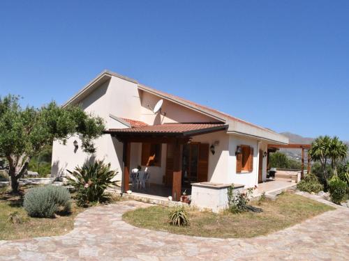 Detached villa located in a residential area a few kilometers from the sea
