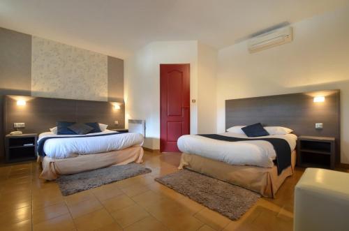 1 queen bed, 1 double bed