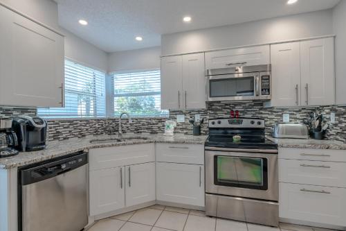 Vista Verde East 5-137, 2 Bedroom, Sleeps 6, Heated Pool, Spa, Ground Floor in St Petersburg, USA