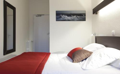 Logis Hotel Chateaubriand - image 5