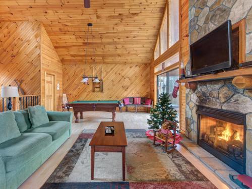 A Dream Tonight 3 Bedroom Hot Tubs Game Room WIFI Sleeps 6 - image 3