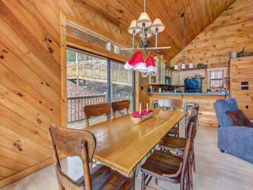 A Dream Tonight 3 Bedroom Hot Tubs Game Room WIFI Sleeps 6 - image 10
