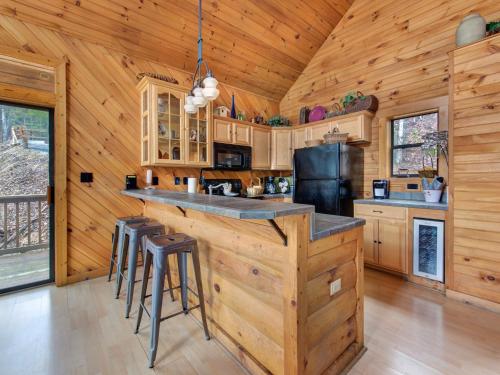 A Dream Tonight 3 Bedroom Hot Tubs Game Room WIFI Sleeps 6 - image 12