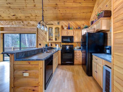 A Dream Tonight 3 Bedroom Hot Tubs Game Room WIFI Sleeps 6 - image 9