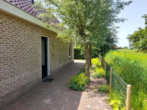  Wellnesshuis met hottub, ligbad en grote tuin in Tzummarum