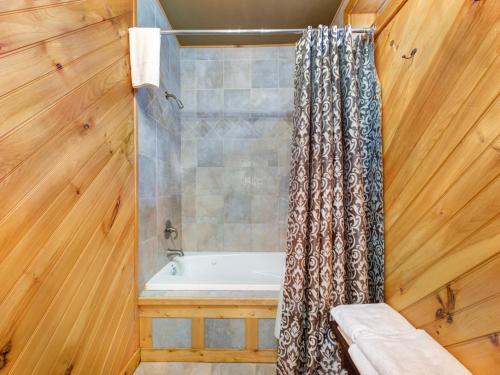A Dream Tonight 3 Bedroom Hot Tubs Game Room WIFI Sleeps 6 - image 10