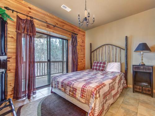 A Dream Tonight 3 Bedroom Hot Tubs Game Room WIFI Sleeps 6 - image 11
