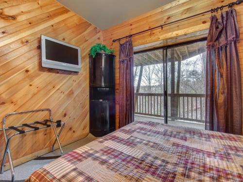 A Dream Tonight 3 Bedroom Hot Tubs Game Room WIFI Sleeps 6 - image 12