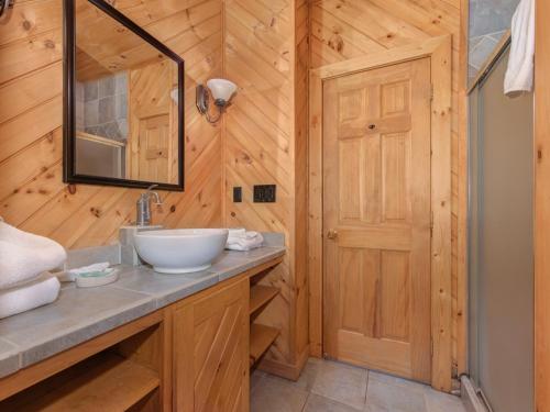 A Dream Tonight 3 Bedroom Hot Tubs Game Room WIFI Sleeps 6 - image 13