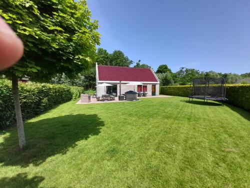  Wellnesshuis met hottub, ligbad en grote tuin in Tzummarum