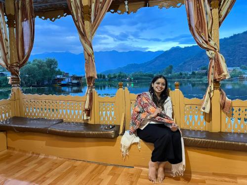 Raja's Palace Houseboat - Kashmir
