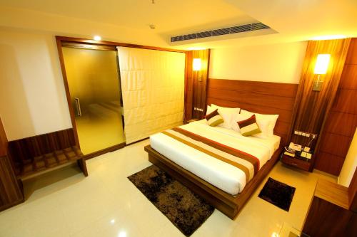 1 queen bed, 1 sofa bed