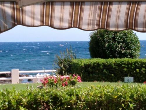 Saint Raphael Boulouris P2 les pieds dans l eau vue mer 180°