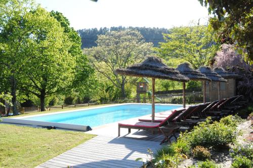 GITE LES GRANDES VIGNES, SUD Ardèche, indépendant et privatisé, piscine chauffée, climatisation, SPA, 11 chambres, 8 salles de bains