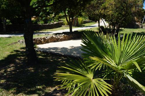 GITE LES GRANDES VIGNES, SUD Ardèche, indépendant et privatisé, piscine chauffée, climatisation, SPA, 11 chambres, 8 salles de bains