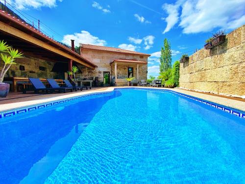  VILLA NOGUEIRA - Casa rústica con piscina, barbacoa y sala de juegos in Meis
