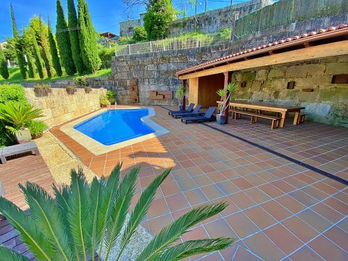  VILLA NOGUEIRA - Casa rústica con piscina, barbacoa y sala de juegos in Meis