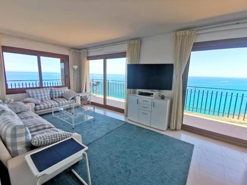 Spacious seafront apartment