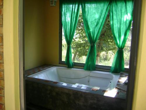 อ่างแช่น้ำร้อน, Pousada dos Tucanos in เซาโตเม ดาส เลตราส